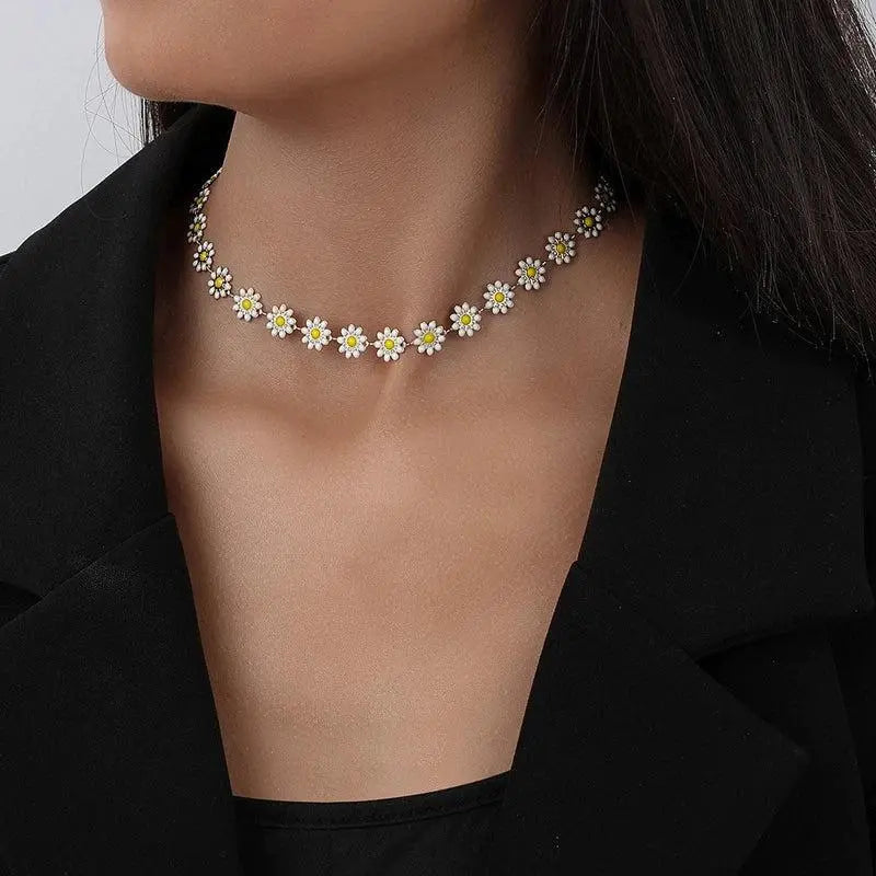 Gold necklace with a daisy
