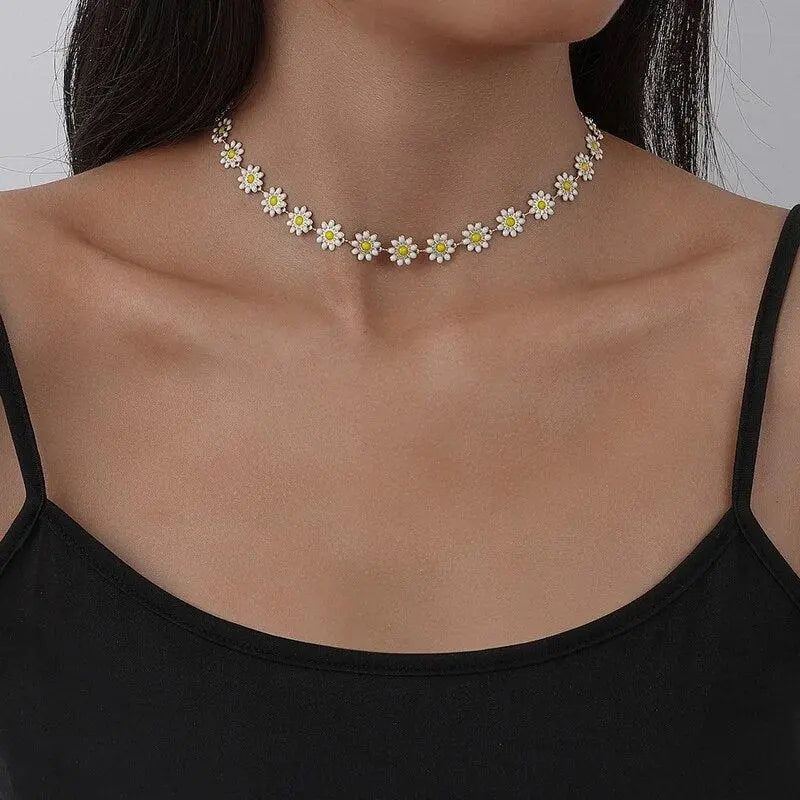 Gold necklace with a daisy