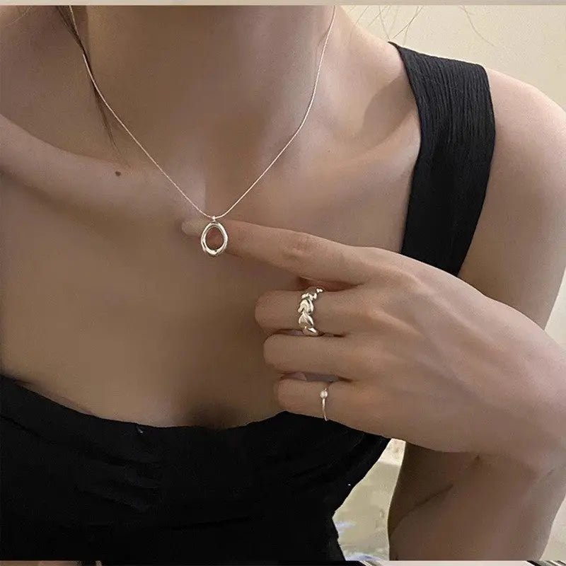 Elegant drop necklace with a minimalist touch