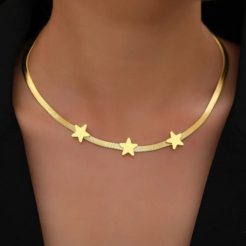 Elegant gold star necklace