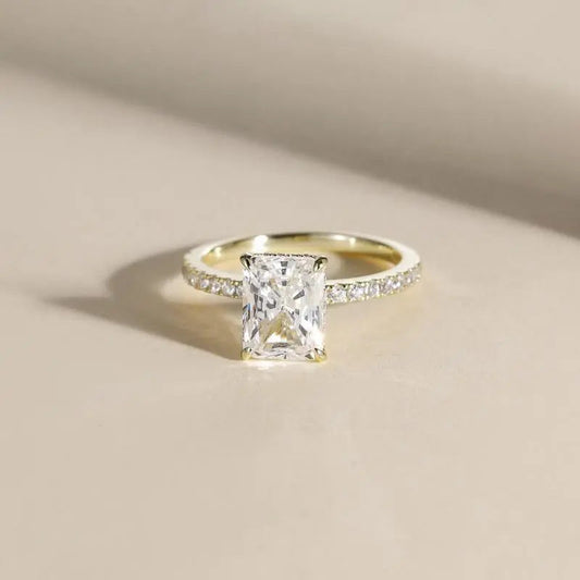 Elegant silver ring with sparkling stone - timeless design