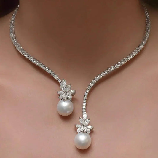 Elegant necklace in shiny silver