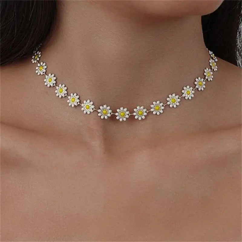 Gold necklace with a daisy