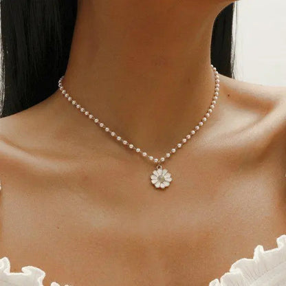 Daisy with pearl pendant