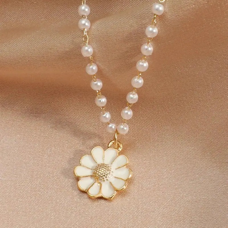 Daisy with pearl pendant