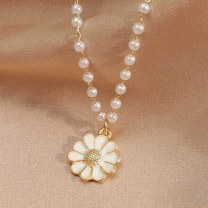 Daisy with pearl pendant