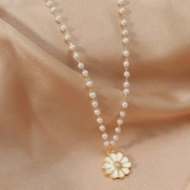 Daisy with pearl pendant