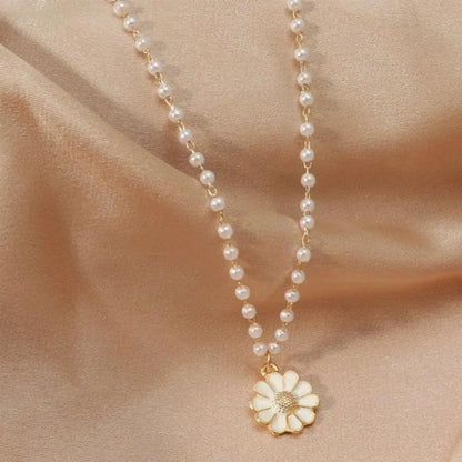 Daisy with pearl pendant