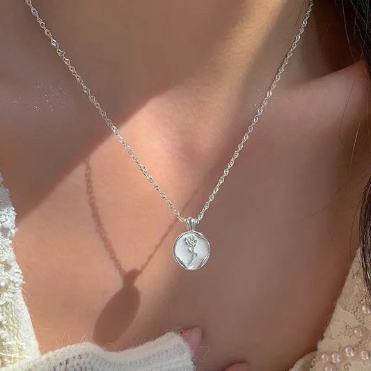 Discreet round necklace with polished surface