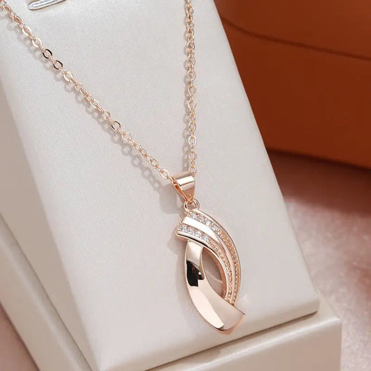 Elegant shiny necklace