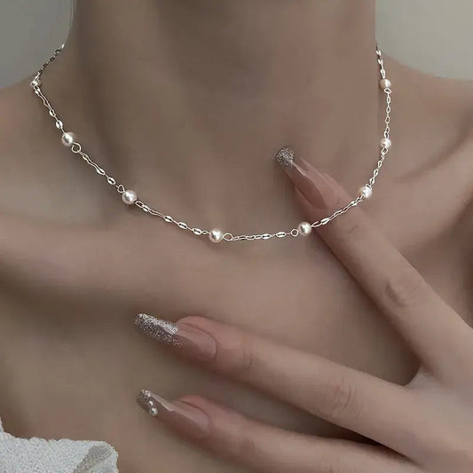 Elegant necklace made of sparkling pearl