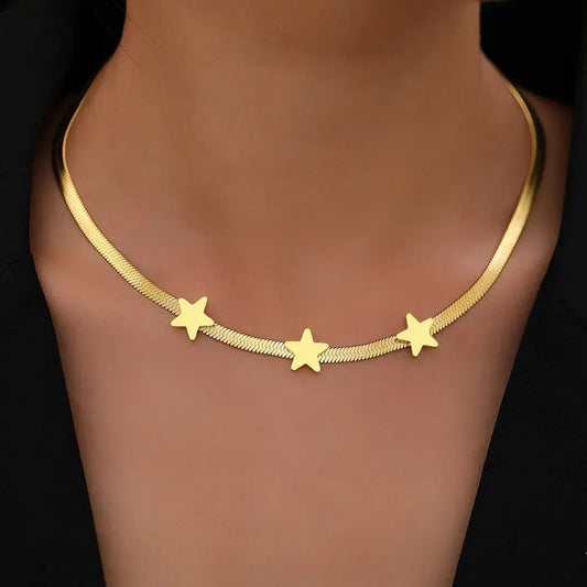 Elegant gold star necklace